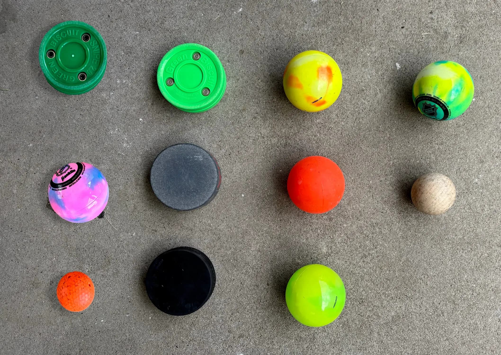 Dangleverse supports all common hockey pucks and balls